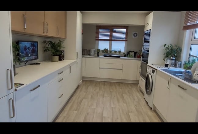 Double room, nr. Polegate station, sink, desk, TV Main Photo