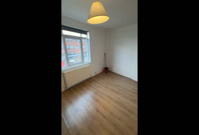 Small studio on Tamworth Rd West Croydon Main Photo