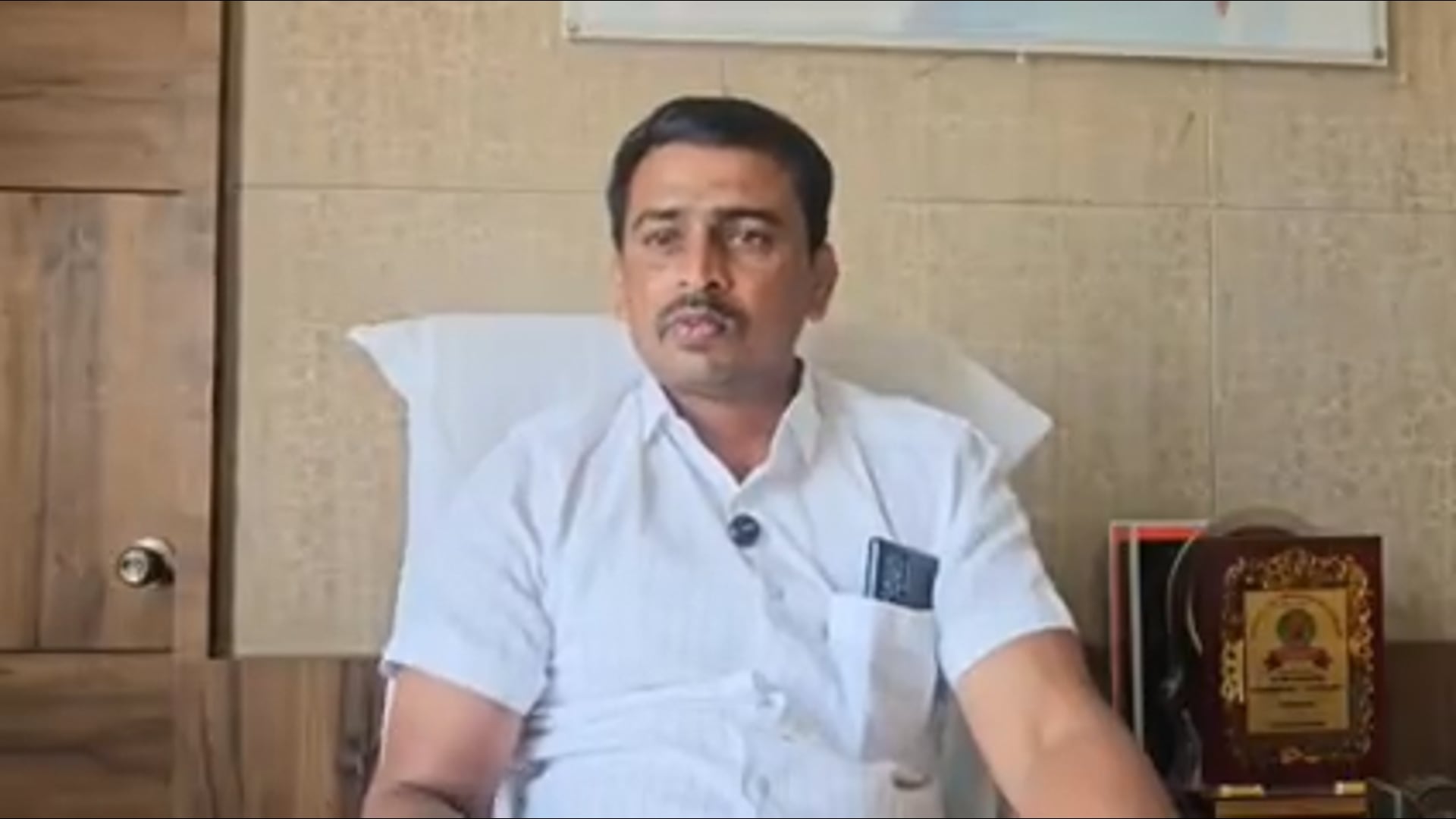 आटपाडी बाजार समिती चे संचालक दादासाहेब हुबाले यांच्या आरोपाला सभापती संतोष पुजारी यांचे कडून जबरदस्त पलटवार 