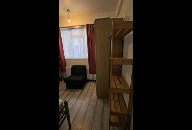Great dbl room opposite Southwark station, zone 1 Main Photo