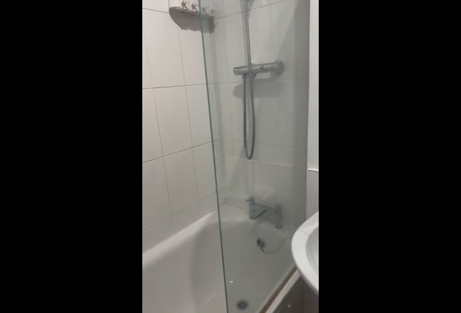 Lovely 2 double bedroom flat Main Photo