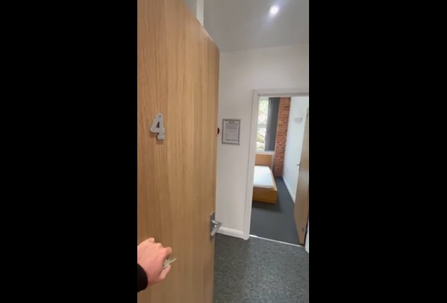 1 double bed room available  Main Photo