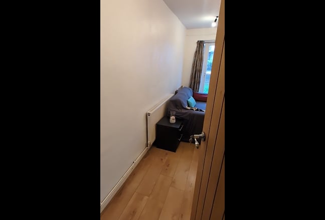 Doublebroom in flatshare with a couple Main Photo