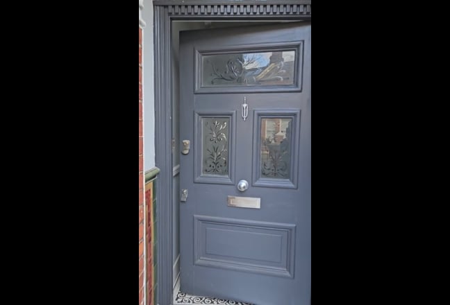 Spacious and bright double room in Victorian House Main Photo