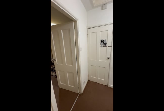 Double room in Dagenham Heathway for Female only Main Photo