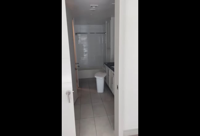 Renting out master B/B in luxury in 2B/2B Main Photo