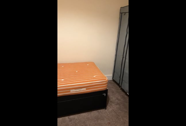 1 bedroom in 2 bedrooms flats  Main Photo