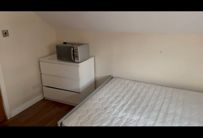 Double Room with Ensuite in convenient location Main Photo