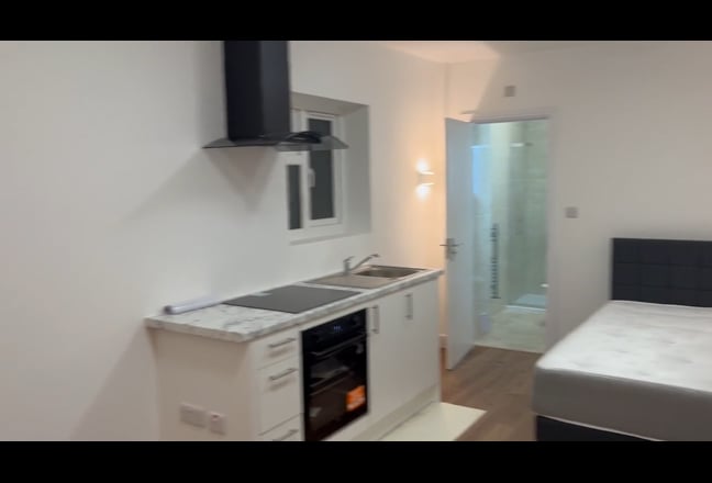 Spacious Room– Private Ensuite & Own Kitchen Main Photo