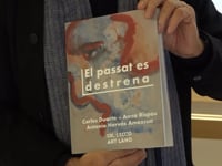 Es presenta 