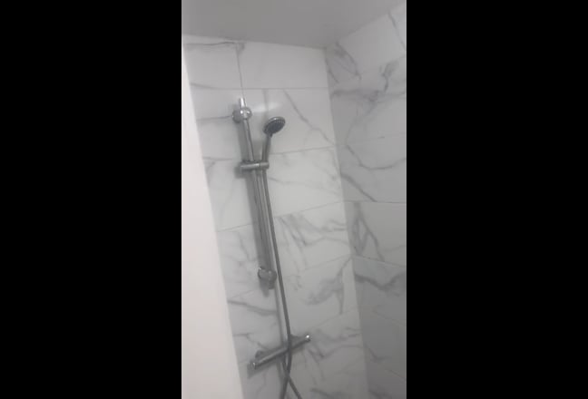 Spacious bedsit close to transportation and shops Main Photo