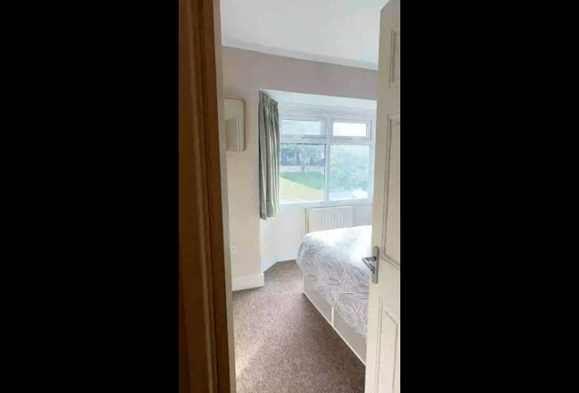 Well kitted, bright ensuite room Main Photo