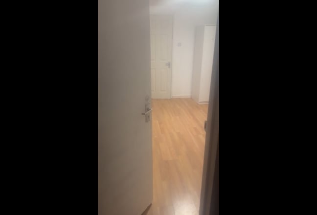 Spacious bedsit close to transportation and shops Main Photo