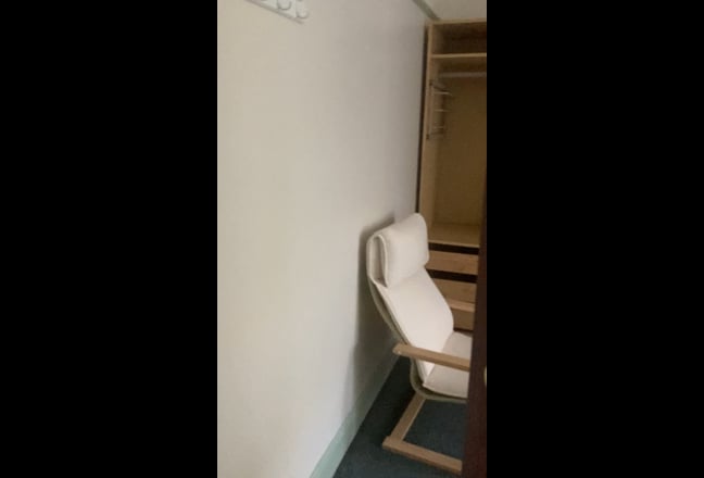   Single ground floor room with en-suite.  Main Photo