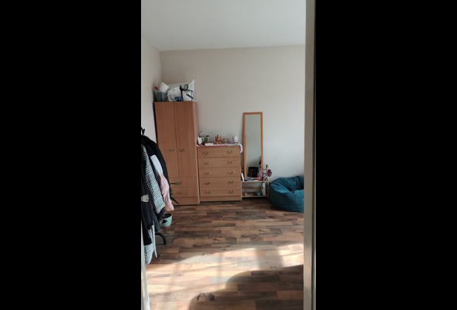 🏡 Bright Furnished Room in 2-Bed House | LS6  Main Photo