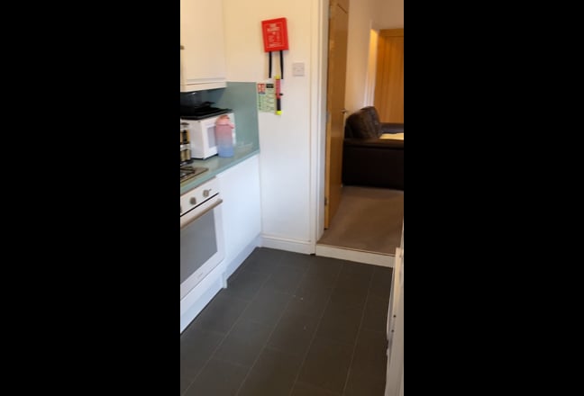 Single room in nice house near Hospital Main Photo