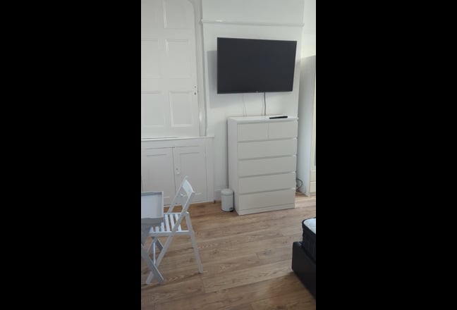 All bills included clean and spacious room Main Photo