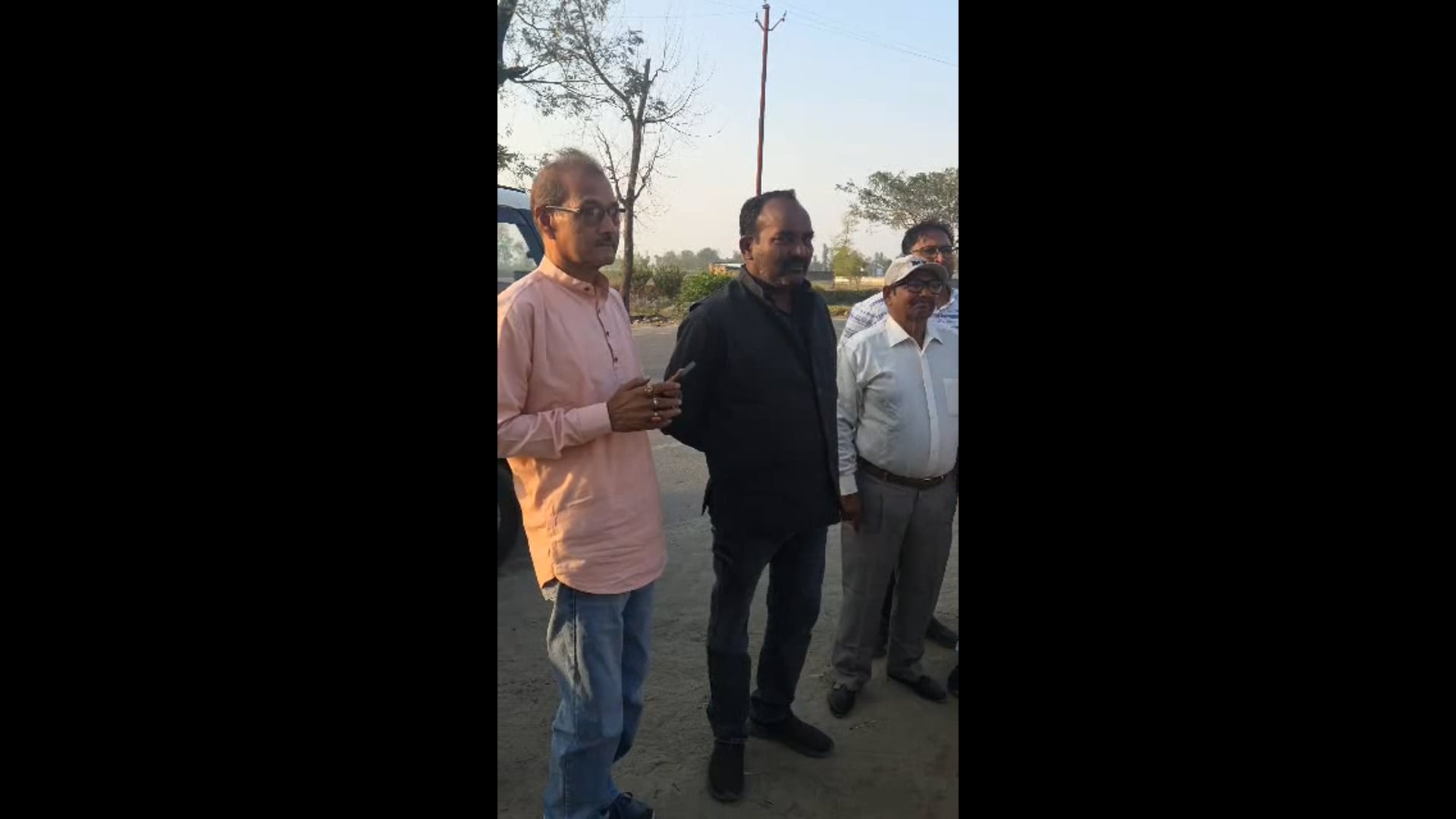 पीड़ित छात्राओं के परिजनों से मिलने के लिए कांग्रेसियों को पुलिस ने रोका, आरोपी शिक्षक की गिरफ्तारी की मांग