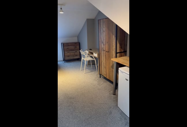 Attic room with ensuite rm avail. 2nd Mar Main Photo