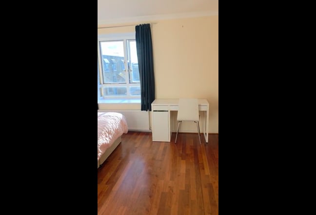 Spacious double bed in Kensington | 2-Bed Flat Main Photo