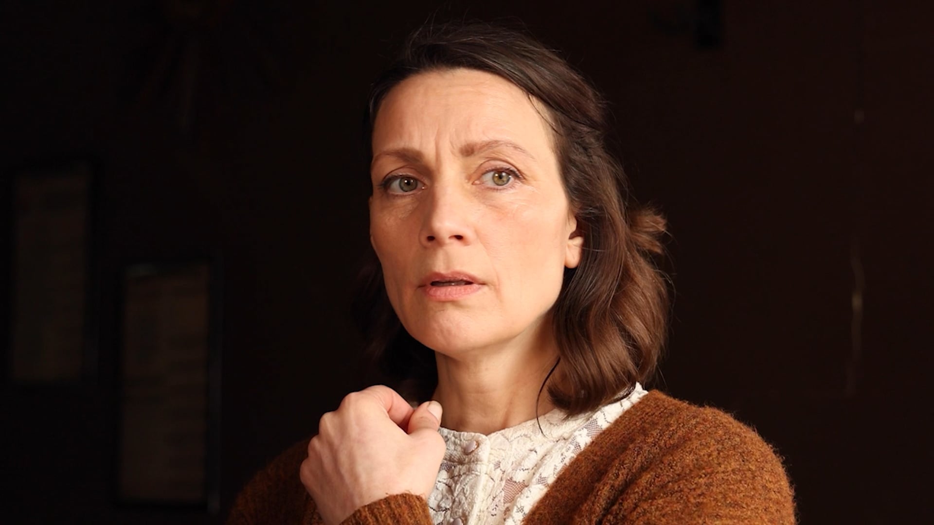 Outlander-Claire-self tape