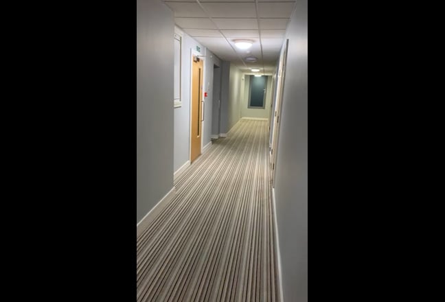 2 Bed + 2 Bath + Living Room - 7 Mins Devons Road Main Photo