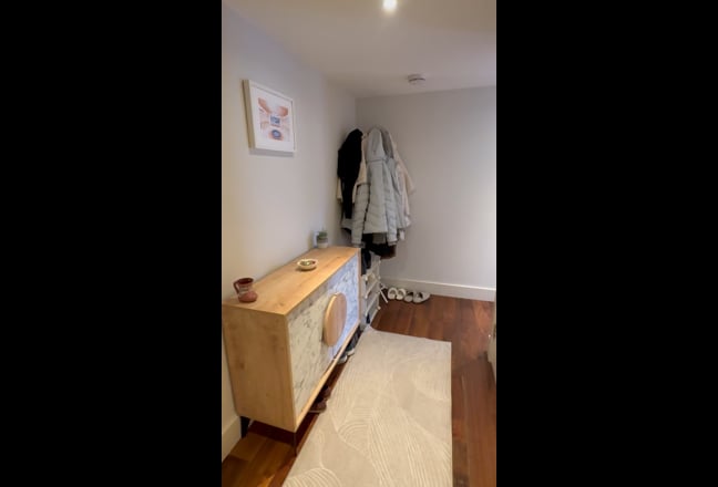 Large, Sunny (South) King Bedroom in Angel Main Photo