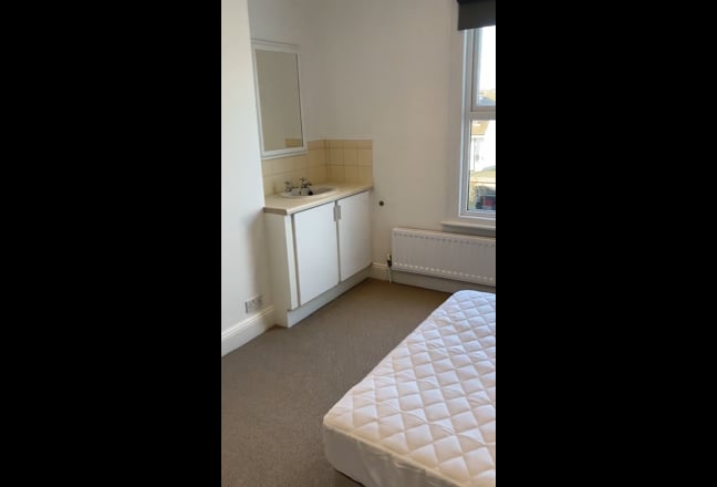 Large Double Room in Serviced Flat Main Photo