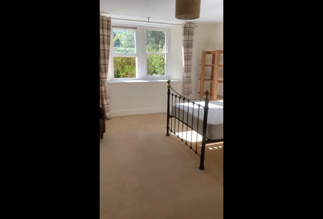 Large double room with en-suite in Clifton Main Photo