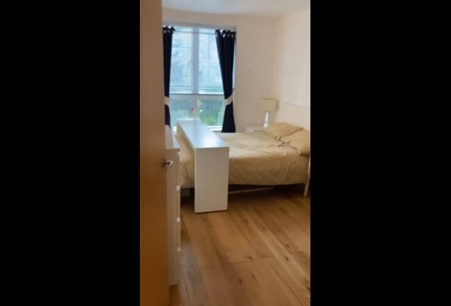 Large dbl bedroom, own bath, in W9 (short-term) Main Photo