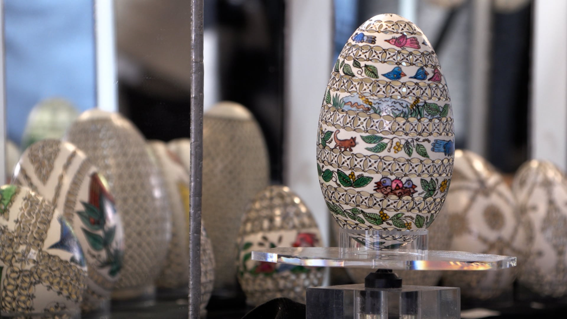 tradition-trifft-auf-kunst-moderner-osterschmuck-in-koeniglichem-ambiente