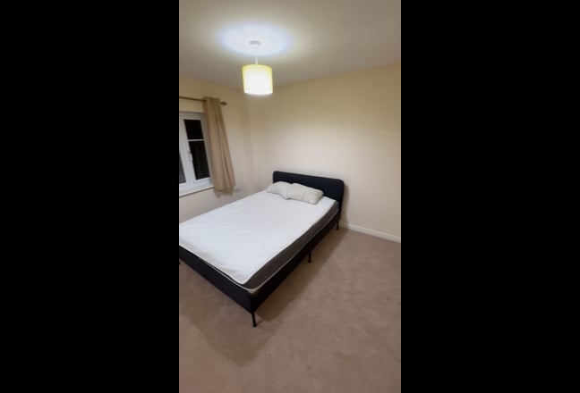 Newly refurbished double room with Furniture. Main Photo