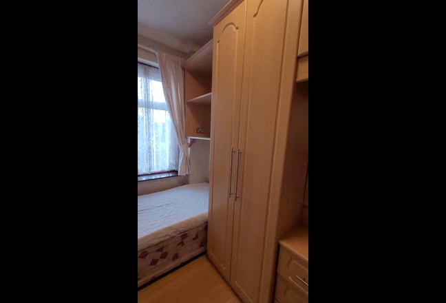 Single furnished room in 4 bedroom house Main Photo