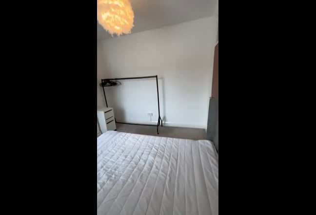  Bright double bedroom short term let ONLY  Main Photo