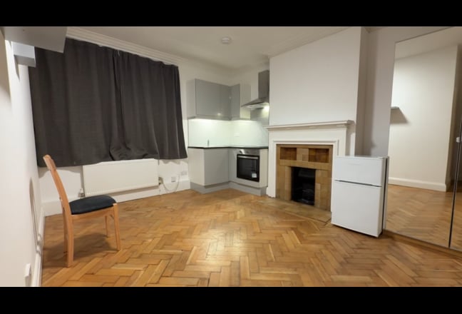 Large Room with kitchenette near Hampstead (w40.04 Main Photo