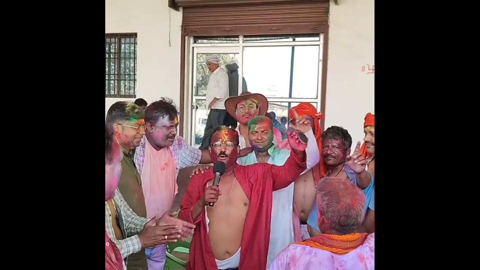 पश्चिम चंपारण के बगहा में राहुल सिंह की पहल पर रंगों में घुला भाईचारा, गोडीया पट्टी बना होली एकता का केंद्र!