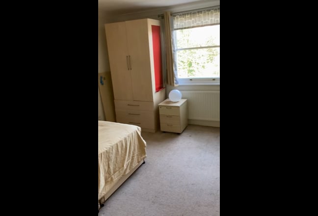 Big bright double room, quiet and well connected  Main Photo