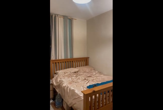 Double room in lovely household well connected  Main Photo