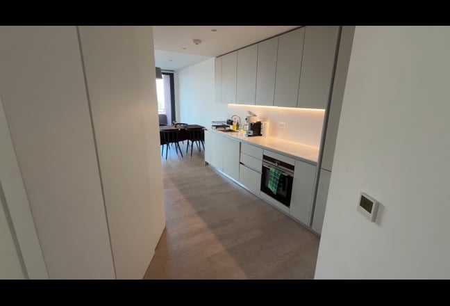Stunning Ensuite Room in Luxury Duo Towers Flat Main Photo