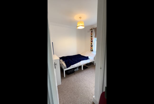 Looking for a flatmate in 2 bedroom flat Main Photo