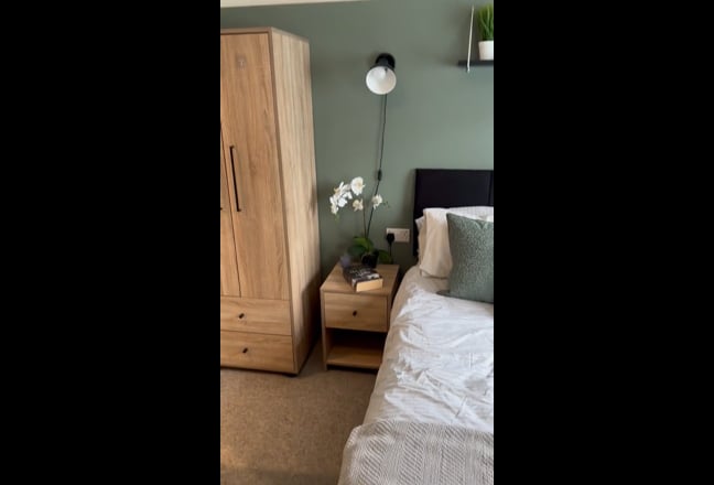 Huge studio sized room with ensuite (Streatham) Main Photo