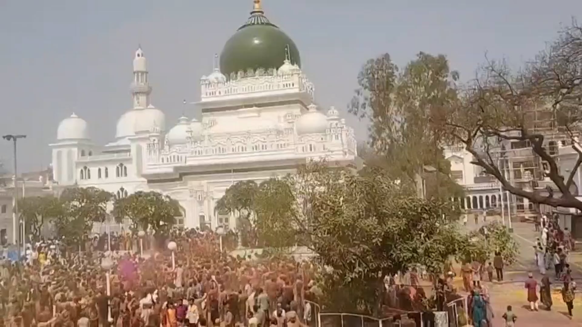 ▶️......आख़िरकार जिसका इंतज़ार था वो हुआ नए युवकों ने सम्भाली कमान हिंदू मुस्लिम युवकों ने मिल कर मनाई हाजी वारिस अली शाह की मजार पर होली, नहीं टूटी 100 साल पुरानी परंपरा.