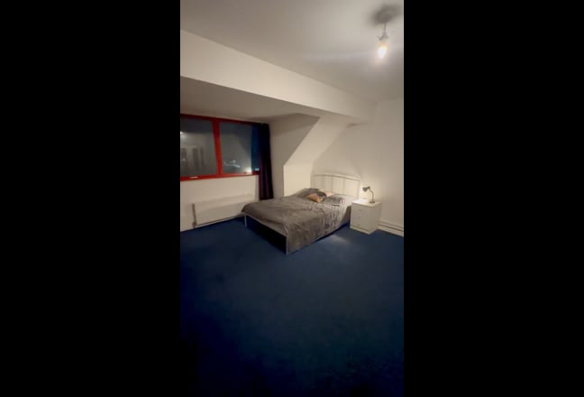 Massive Room at West Hampstead, Living Room Main Photo