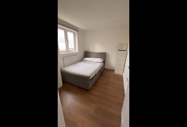 E6 6JB - East Ham - Female Professional Only Main Photo