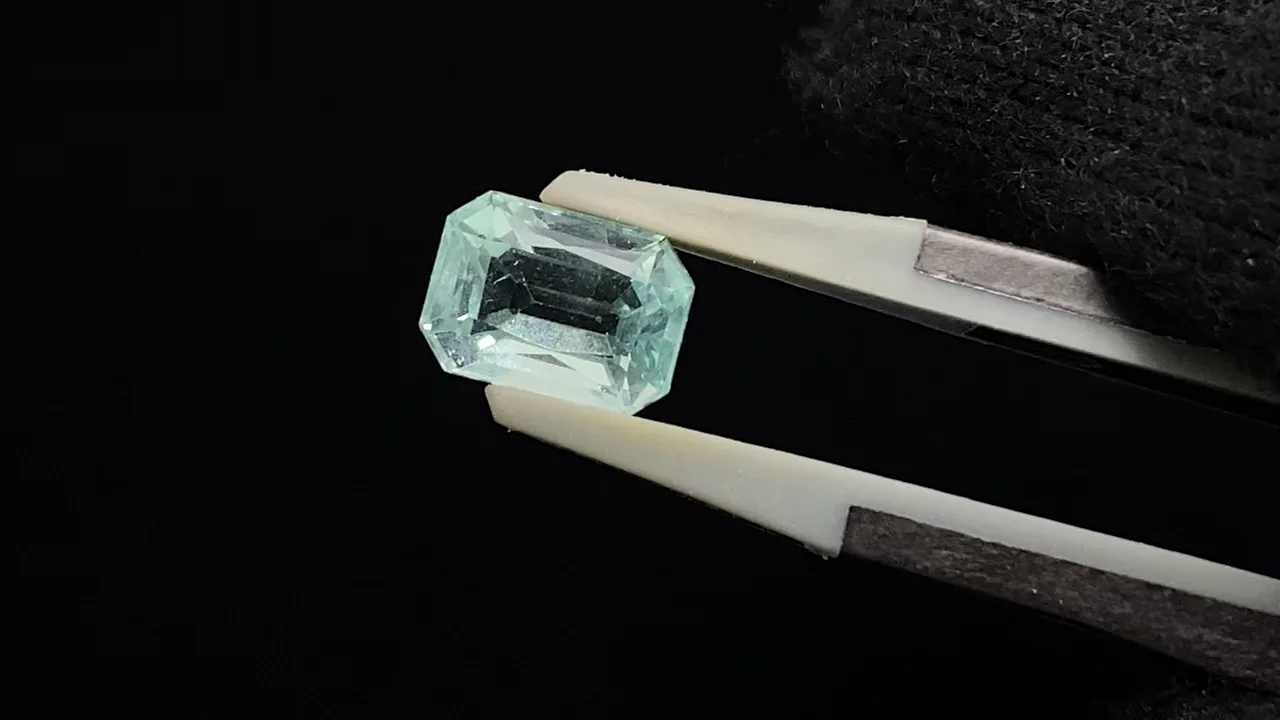 宝石質ブルーグリーンフローライト ルース ファセットカット 1粒 NO
