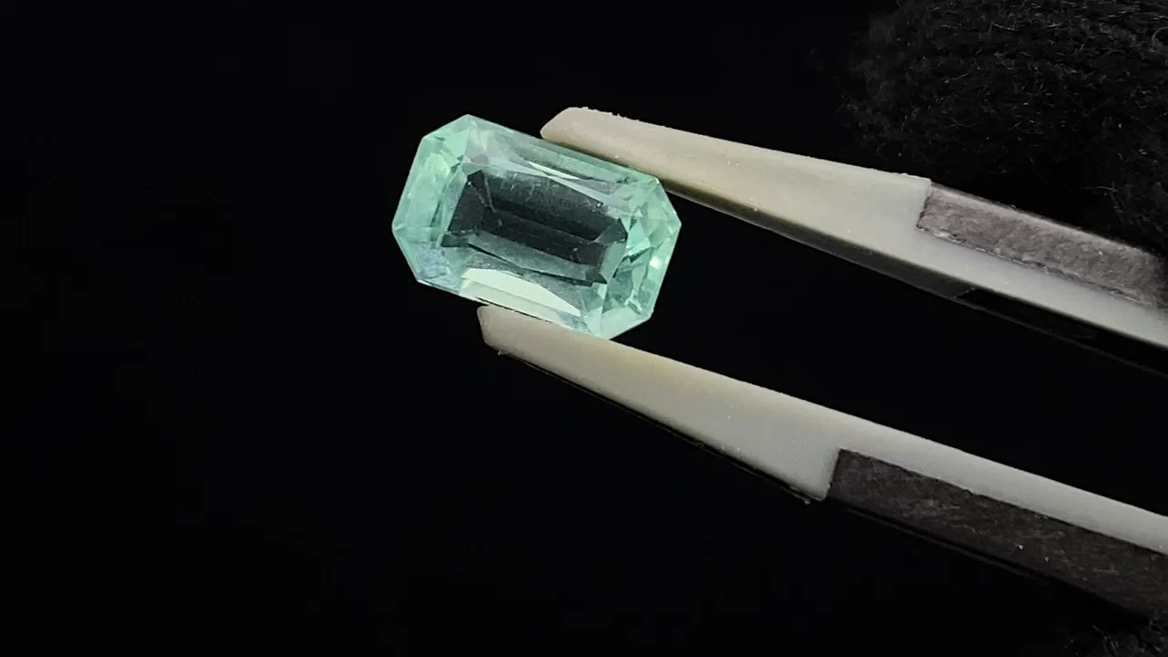宝石質ブルーグリーンフローライト ルース ファセットカット 1粒 NO