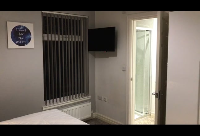 Ensuite, TV, near town, bus & train - Min 2 months Main Photo