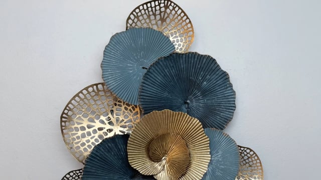 Escultura de Parede Azul e Dourada