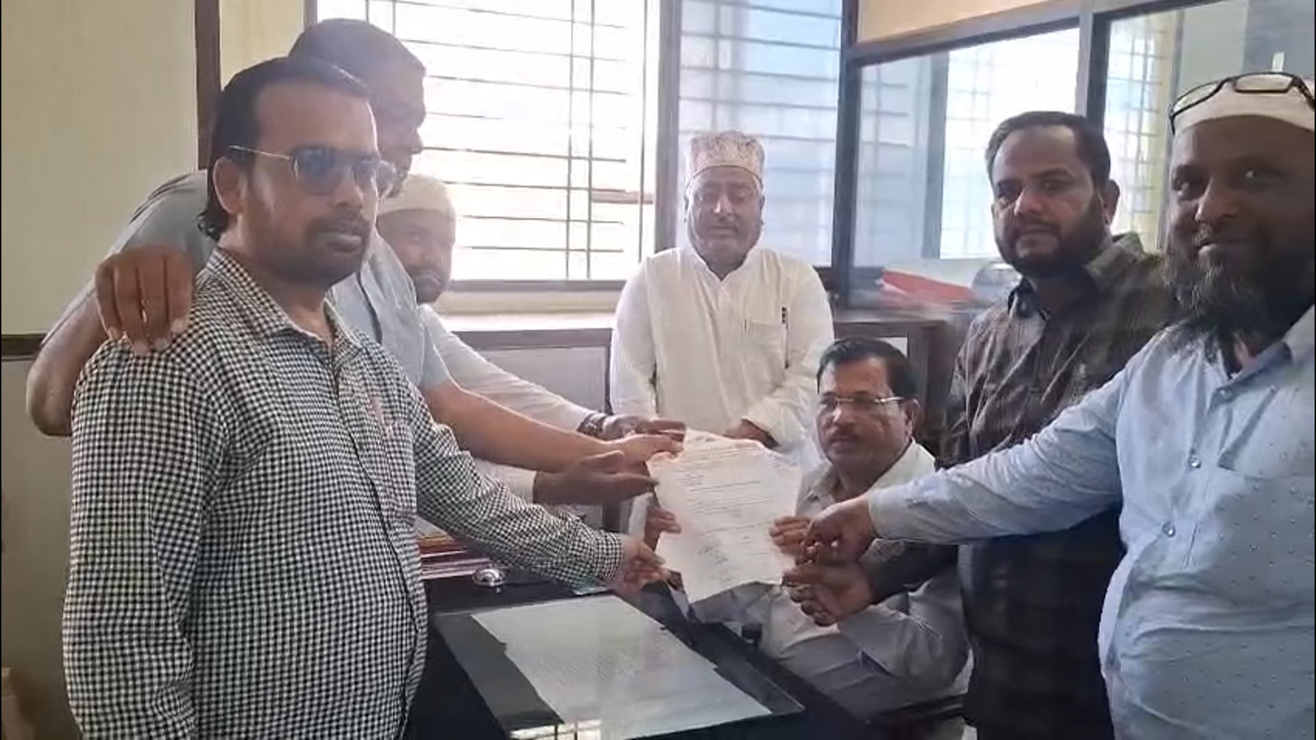  ईदगाह मैदानाची स्वच्छता करावी,मुस्लिम बांधवांची मुख्याधिकारी यांच्याकडे मागणी