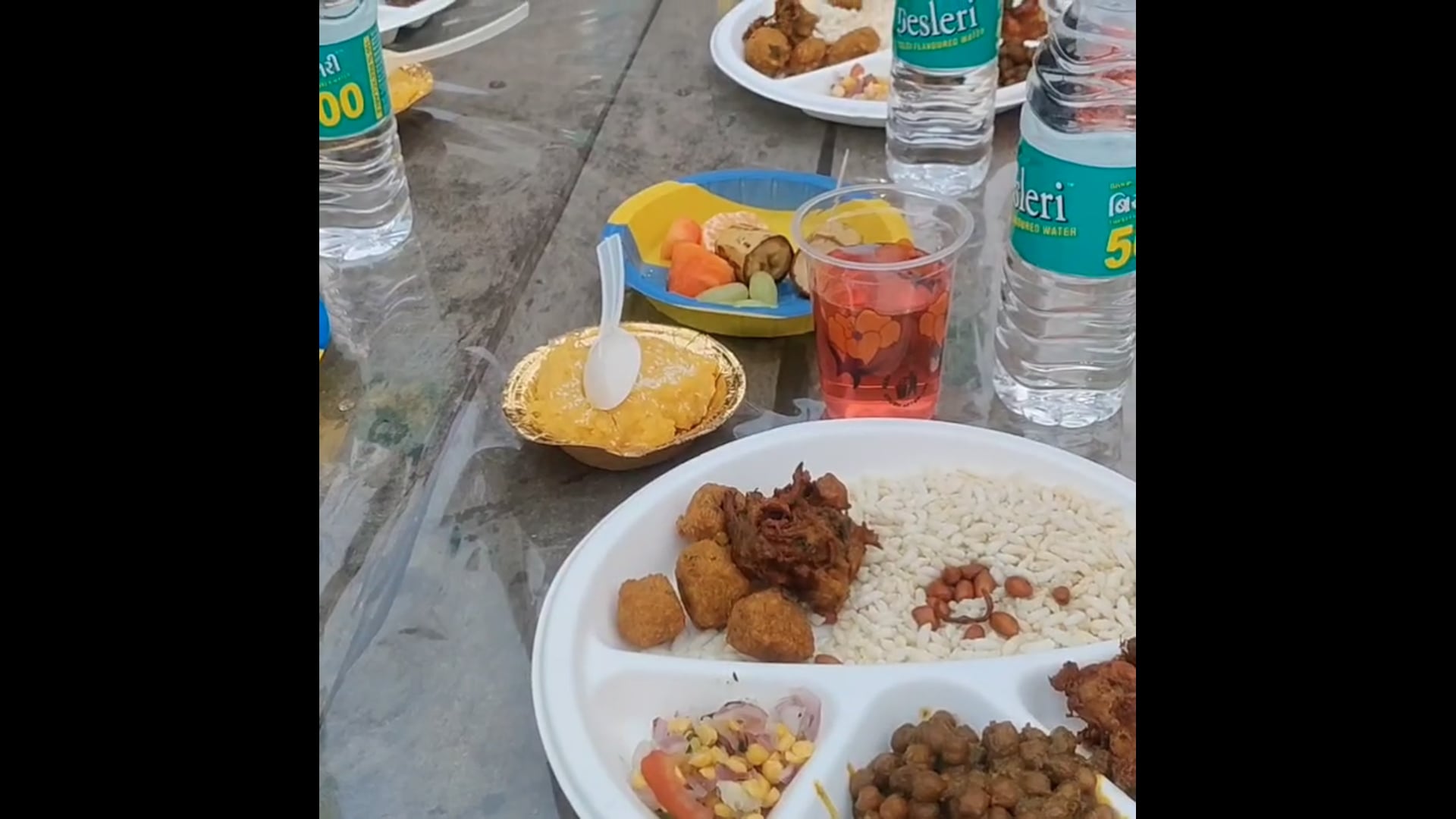 अंसारी टोला में रोजेदारों संग जुटे लोग, युवाओं की इफ्तार पार्टी ने दिया भाईचारे का संदेश